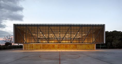 Multipurpose Educational Hall by Carmen Martinez, Gregori Carmel Gradolo Martinez and Arturo Sanz Martinez Gym Architecture, School Hall, Multipurpose Hall, Community Halls, Sport Hall, Hall Design, Architecture Exterior, Roof Design, Facade Design