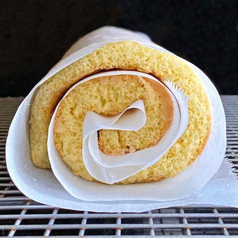 Gluten Free Swiss Roll, Gluten Free Sponge Cake, Sponge Recipe, Swiss Roll Cake, Sponge Cake Recipes, Gluten Free Cake, Swiss Roll, Roll Cake, Gluten Free Cakes