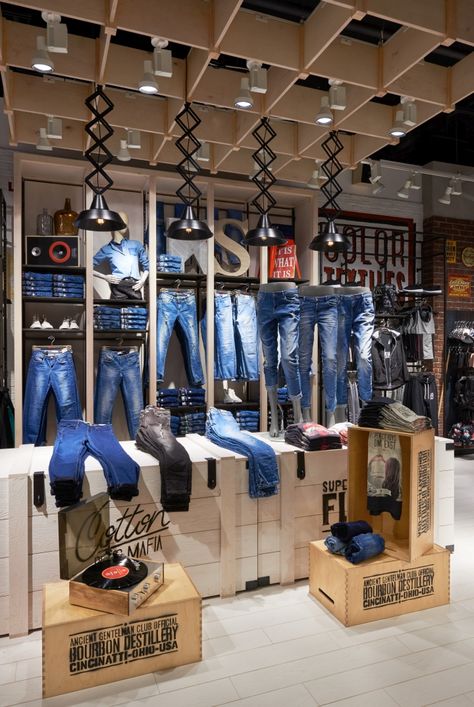 House Store, Warsaw – Poland » Retail Design Blog Denim Display, Clothing Store Displays, Clothing Store Interior, Clothing Store Design, Visual Merchandising Displays, Jeans Store, Store Interiors, Retail Store Design, Business Furniture