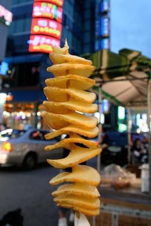 The tornado potato, an entire potato cut in a spiral, flash fried and stuck on a stick. 80s Carnival, Tornado Potatoes, Minnesota State Fair Food, Carnival Foods, Potatoes Chips, Tornado Potato, Fair Foods, State Fair Food, Potato Sticks