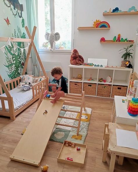 Laure TERESI on Instagram: "Car slide🚙🚗🚘 As enoha plays a lot with his toy cars at the moment, I decided to make him an activity with it, and he spent a lot of time there! 😊 🔸I used the slope of the Pikler triangle. You can also use a large piece of cardboard. Add a few cars of all kinds and you're done. He loved climbing the pikler triangle to bring them down from the very top. ➡️ This activity allows him to work on his fine and gross motor skills, his coordination, his balance, his self-c Montesorri Playroom, Pikler Triangle Activities, Triangles Activities, Diy Playroom, Pikler Triangle, Toddler Room Decor, Baby Room Inspiration, Gross Motor