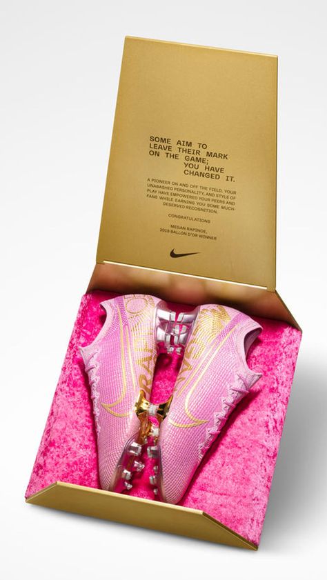 Megan Rapinoe's Pink Nike Vapor Elite Soccer Cleats. #pinkcleats #Meganrapinoe #soccerstar Girls Basketball Shoes Nike, Pink Soccer Boots, Soccer Boots Aesthetic, Preppy Soccer Cleats, Pink Football Boots, Cleats Aesthetic, Football Boots Aesthetic, Soccer Cleats Aesthetic, Purple Soccer Cleats