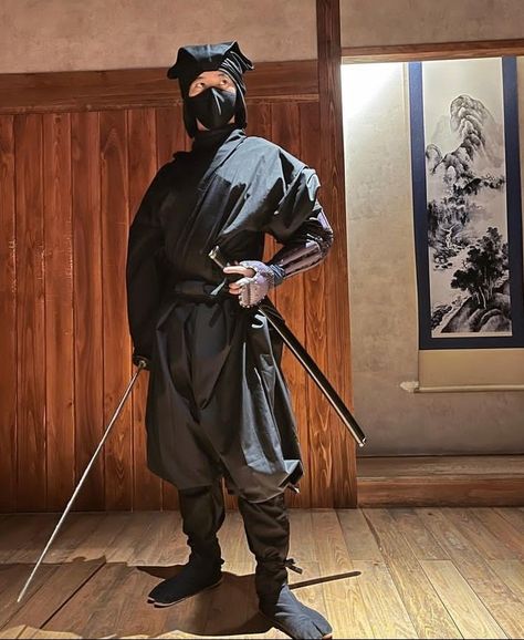 Ninja Kimono Outfit, Ninja Poses, Ninja Photography, Ninja Character, Samurai History, Ninja Movies, Japanese Martial Arts, Beauty Of Japan, Ninja Outfit