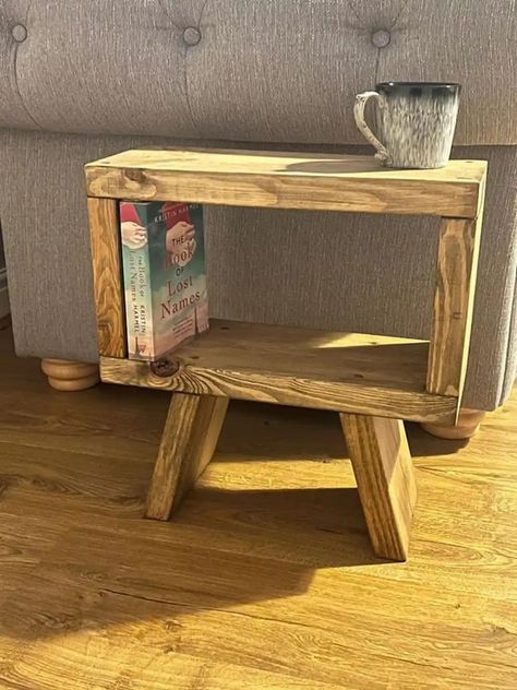 Bedside Table Pallet, How To Make A Small Table Diy, Woodwork Bedside Table, Small Wooden Table Design, Small Table Diy Wood, Diy Wooden Bedside Table, Woodworking Side Table, Small Wooden Tables, Wooden Small Projects