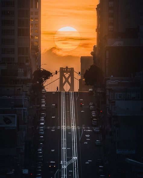 The rising Sun, perfectly aligned on California Street. This only happens once a year. - 9GAG Cool Snaps, Camouflage Uniform, San Francisco Trip, California Street, Natural Highlights, San Francisco Travel, Two Boys, A Beautiful Life, Cable Car