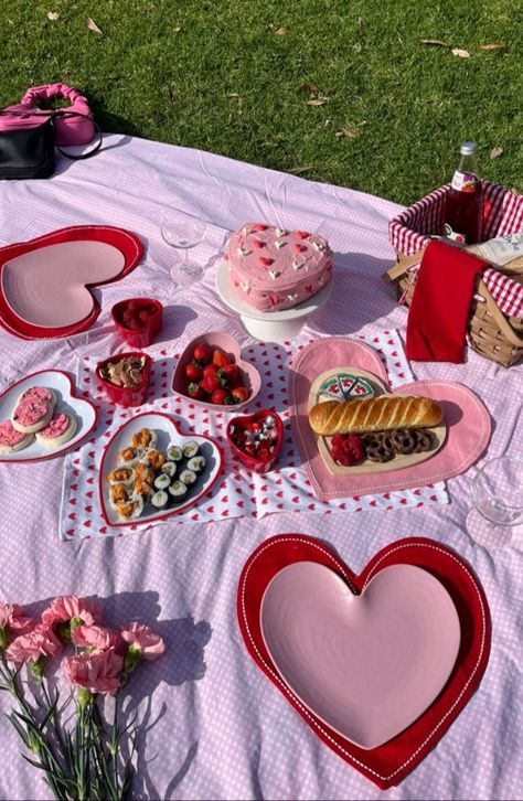 Picnic Date Food, Galentines Day Ideas, Picnic Planning, Pastel Cupcakes, Picnic Inspiration, Galentines Party, Date Recipes, Cute Date Ideas, Picnic Birthday