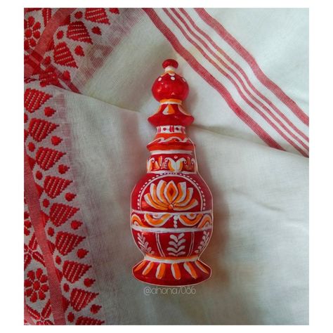 Gachkouto is an accessory all bengali brides carry . It contains sindoor and a silver coin and is believed as an accessory of goddess Lakshmi. Gachkouto Designs, Acrylic Paint Bottles, Diy Gift For Bff, Alpona Design, Bengali Art, Fabric Paint Diy, Rangoli Side Designs, Indian Pottery, Bengali Wedding