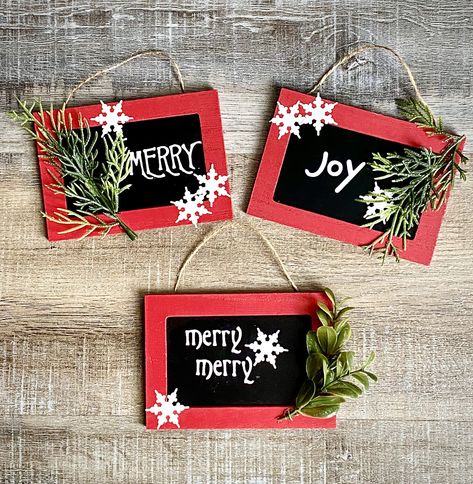 Mini Chalkboard Ornaments Chalkboard Christmas Ornaments, Chalkboard Ornaments Christmas, Mini Chalkboard Signs Ideas, Mini Chalkboard Ideas, Felting Christmas, Chalkboard Ornaments, Mini Chalkboard Signs, Diy Tree Ornaments, Chalkboard Inspiration