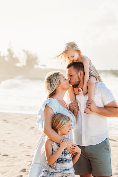 Family pictures on the beach for family of four. Family Of 4 Beach Photoshoot, Family Of 4 Beach Photos, Family Of 4 Beach Pictures, Beach Family Pics, Portugal Photoshoot, Family Beach Pictures Poses, Pictures At The Beach, Beach Photoshoot Family, Beach Family Photography