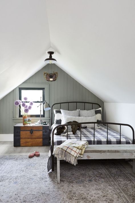 Create a country cottage with these charming decor ideas. #cottageideas #cottages #cottagedecor Best Bedroom Paint Colors, Small Guest Room, Feature Wall Bedroom, Attic Bedrooms, Bedroom Accent, Pallet Furniture Bedroom, Accent Wall Bedroom, Cottage Bedroom, Attic Bedroom