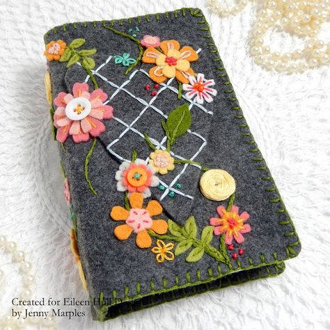 Pushing The Right Buttons: Embroidered Felt Pocket Notebook for Eileen Hull D... Book Sleeve Diy, Notebook Embroidery, Idea Notebook, Altered Composition Books, Altered Books Pages, Fox Den, Craft Journal, Composition Books, Felt Bookmark