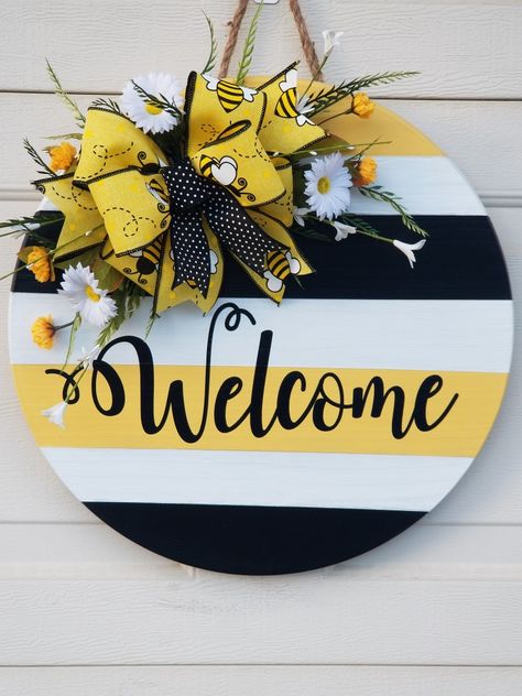 Honey Bee Decor, Door Hangers Diy, Round Signs, Hanger Door, Wood Wreath, Wooden Signs Diy, Door Signs Diy, Farmhouse Front Porches, Wooden Door Signs