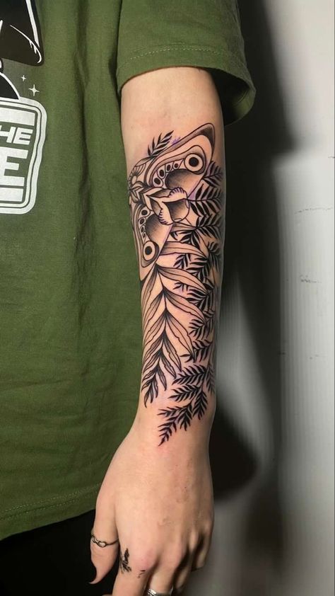 Plant Themed Tattoos, Ellie Last Of Us Tattoo, Tatuaje Ellie The Last Of Us, Ellie’s Tattoo The Last Of Us, Black Line Tattoo Arm, Tlou Ellie Tattoo, Ellie Tattoo The Last Of Us Part 2, Ellie Tlou Tattoo, Arm Piece Tattoo