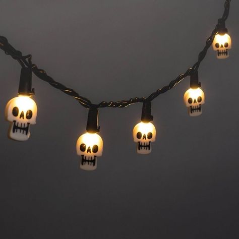 Haunted Apartment, Door Tree, Fun Lighting, Halloween Lights Decorations, Halloween String Lights, Fiesta Halloween, Skull Shape, Skull Light, Halloween Bedroom