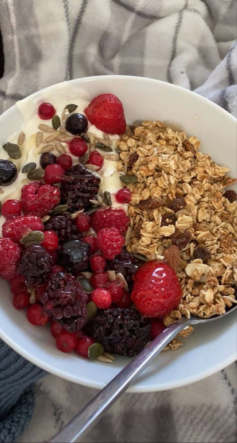 Greek yoghurt, frozen summer berries, three seeds and dried fruit & nut granola bowl. Granola Yoghurt Bowl, Granola Bowl, Yoghurt Bowl, Nut Granola, Frozen Summer, Yogurt Bowls, Yogurt And Granola, Summer Berries, Healthy Food Motivation