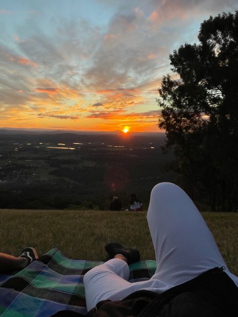 Picnic and sunset on top of a mountain Sunrise Date Aesthetic, Sunset Aesthetic With Couple, Picnic Sunset Aesthetic, Sunrise Couple Aesthetic, Sunset Picnic Mountain, Picnic Date, Sunset Photography, Fan Art