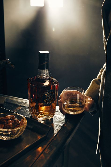 Whiskey Aesthetic, Cocktail Photography, Whisky Bar, Whiskey Gifts, Alcohol Aesthetic, Whiskey Drinks, Cigars And Whiskey, Bourbon Whiskey, Mixology