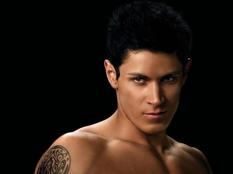 Twilight New Moon Pictures, New Moon Tattoo, Wolf Pack Tattoo, Twilight Wolf Pack, Alex Meraz, Twilight Wolf, Paul Lahote, Twilight Saga New Moon, Twilight Moon