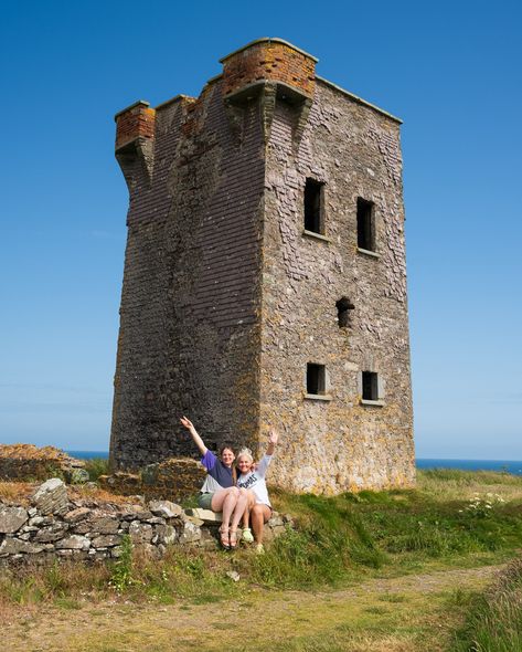 Postcards from County Cork. 😇♥️ It was a busy June, and I can’t believe that it’s almost the middle of July. I feel like summer is flying by so fast, and there are still so many things I need to get done. 😅 If you are planning to visit County Cork before the end of the summer, definitely add these spots to your list. You won’t regret it. ♥️ 📍Galey Head 📍Fastnet Rock Lighthouse 📍Cape Clear Island 📍Knockadoon Cliff Walk 📍The Old Head of Kinsale 📍Glenanair Forest 📍Gougane Barra ©️ No reposts. Cork County Ireland, County Cork Ireland Pictures, County Cavan Ireland, Irish Cliffs, County Kildare Ireland, Old Head, County Cork, Feel Like, Lighthouse