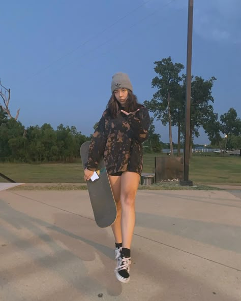 Skater Girlfriend Outfits, Skate Outfits Aesthetic, Girly Skater Girl Aesthetic, Skater Girl Hair, Summer Outfits Skater, Skater Summer Outfits, Summer Skater Girl Outfits, Girl Skater Outfits, Summer Skater Outfits