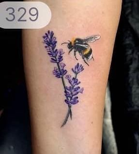 Bumble Bee And Lavender Tattoo, Lavender Tattoo With Bee, Lavender And Bees Art, Bee Lavender Tattoo, Bumblebee Flower Tattoo, Bee Tatoos Vintage, Bee And Lavender Tattoo, Daisy And Bee Tattoo, Bumble Bee Tattoo Flowers