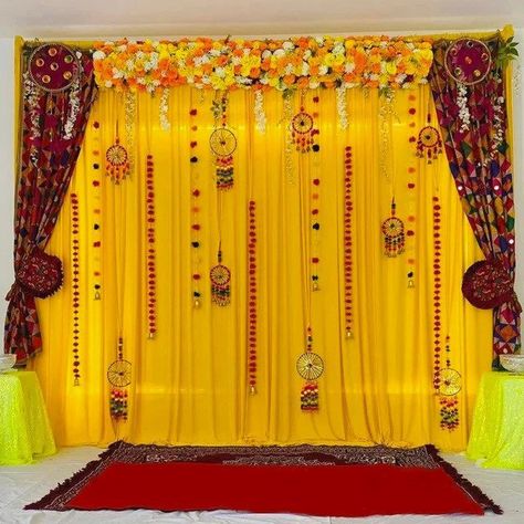 Side Curtains, Haldi Decoration Ideas, Haldi Ceremony Decorations, Indian Wedding Decoration, Haldi Decoration, Mehendi Decor Ideas, Flowers Garland, Housewarming Decorations, Wedding Entrance Decor