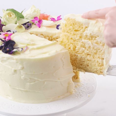 How to make a lemon & elderflower cake Celebration Food Ideas, Thyme Cake, Elderflower Cake, Lemon Birthday Cakes, Lemon Wedding Cakes, Wallpaper Cottage, Food And Wine Recipes, Cottage Paint Colors, Lemon Birthday