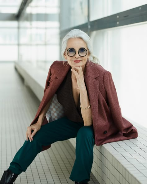 Posing Older Women, Older Women Photoshoot Ideas, Older Woman Portrait, Branding Photoshoot Inspiration, Older Women Fashion, Advanced Style, Business Portrait, Wise Women, Ageless Beauty