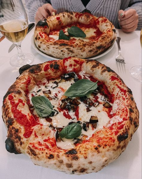 Pizza napoli neaples rome roma italy food Nepolian Pizza, Pizza Rome, Napoli Pizza, Ital Food, Pizza Buffet, Food Flatlay, Neapolitan Pizza, Pizza Burgers, Italy Food