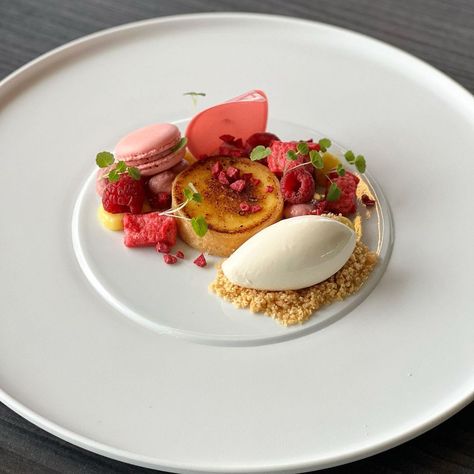 David Vidal on Instagram: “Lemon Tart, Raspberry and Yoghurt” Gourmet Desserts Presentation, Tart Raspberry, Glaze Cake, Fine Dining Desserts, Gourmet Food Plating, Plating Ideas, Culinary Classes, Homemade Baking, Dessert Presentation