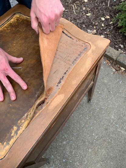 Turn an old vintage nightstand into a living room furniture game board to play with kids or friends. This antique nightstand gets a unique makeover that is fun for the whole family with this upcycling idea. #diy #nighstand #makeover Nightstand Makeover Diy, Refurbished End Tables, Creative Nightstand, Refinished Nightstand, Antique Nightstand, Moss Wreath Diy, Play With Kids, Old Fashioned Games, End Table Makeover