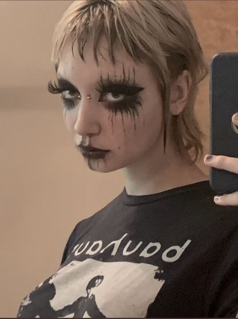 Punk Halloween Makeup, Goth Face Paint, Halloween Goth Makeup, Corpse Paint Ideas, Emo Makeup Ideas, Corpse Paint Makeup, Punk Eyeliner, Corpse Makeup, Goth Eye Makeup