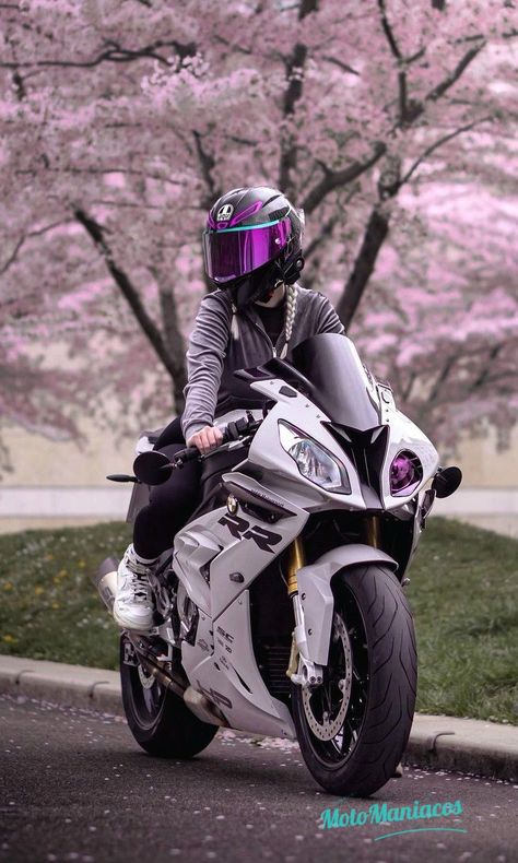 Women With Motorcycles, Lady Riders Wallpaper, Bike Rider Girl, Minimalist Bike, Women Riding Motorcycles, Pink Motorcycle, Female Motorcycle Riders, Best Motorbike, Biker Photography