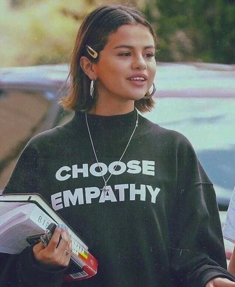 Selena Gomez Short Hair, Gif Illustration, Short Hair Inspo, Food Makeup, Makeup Tip, Disney Instagram, Illustration Food, Penteado Cabelo Curto, Retro Designs