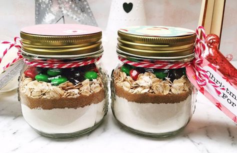 Christmas cookie mix in a jar recipe Small Mason Jar Cookie Mix Recipe, Mason Jar Cookie Mix Recipe, Cookie Mix In A Jar Recipe, Dessert Jar, Mason Jar Cookie Recipes, Cookie Mix Jar, Cookie Mix In A Jar, Jar Mixes, Cookie Jar Gifts