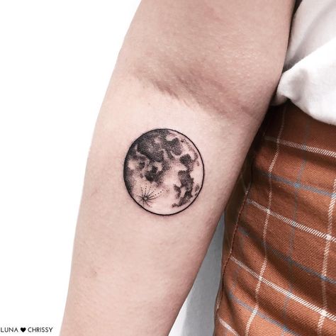 full moon Full Moon Tattoo Designs, Moon Finger Tattoo, A Moon Tattoo, Realistic Moon Tattoo, Ironman Tattoo, Full Moon Tattoo, Moon Phases Tattoo, Mary Tattoo, Sister Tattoo