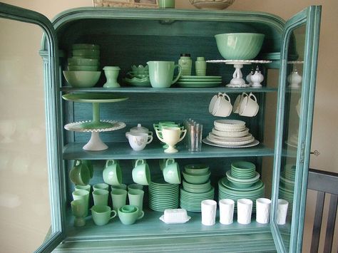 Jadeite and milk glass.  If this stuff wasn't so expensive, I'd like to have some myself. Jadeite Dishes, Green Dishes, Green Milk Glass, Dish Display, Plates And Cups, Plate Display, White Milk Glass, Vintage Dishes, Thrift Store Finds