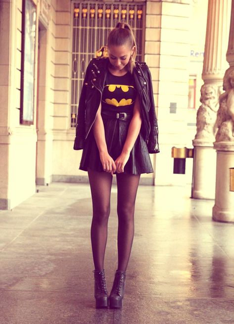 Geeky Chic, Batman Outfits, Batgirl Costume, Batman Shirt, Tokyo Street Fashion, Diy Kostüm, Fashion 90s, Batman T Shirt, Geek Fashion