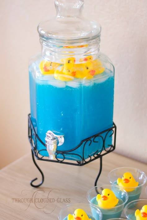 en el agua jajaja!!! Rubber Duck Birthday, Décoration Baby Shower, Raspberry Drink, Birthday Party Drinks, Ducky Baby Shower, Rubber Ducky Baby Shower, Baby Shower Drinks, Idee Babyshower, Baby Shower Duck