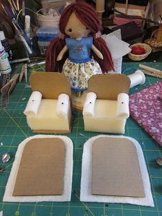 How to make Cardboard Easy chair, what a great idea going to try and make one of these chairs Doll Furniture Diy, Diy Barbie Furniture, Cottage Furniture, Barbie Diy, Miniature Diy, Miniatures Tutorials, Diy Dollhouse Furniture, Barbie House, Barbie Furniture