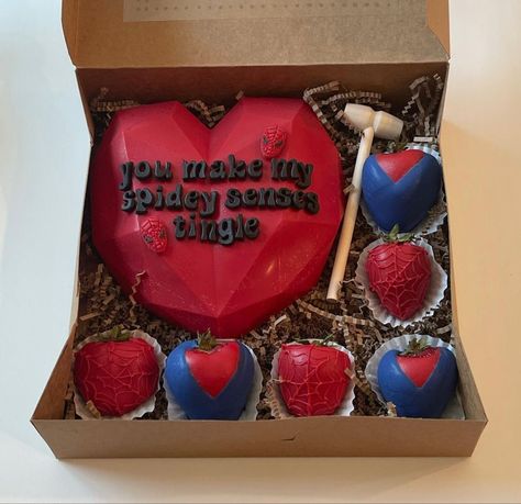 Breakable Heart For Boyfriend, Breakable Heart For Him Birthday, Spiderman Breakable Heart, Marvel Strawberries, Spider Man Breakable Heart, Spider Man Chocolate Strawberries, Spiderman Valentine Ideas, Batman Strawberries, Chocolate Strawberries For Boyfriend