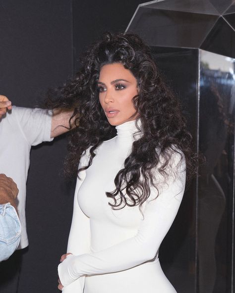 For the #kkwdiamonds shoot we wanted to do something different with our glam! I love curly hair for this shoot and saw such amazing amazing… | Instagram Estilo Kim Kardashian, Kim Kardashian Hair, Estilo Kardashian, Kardashian Hair, Summer Outfits Minimalist, Kim Kardashian Outfits, Kardashian Outfit, Kylie Jenner Makeup, Kardashian Family