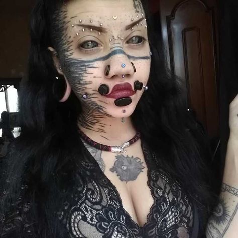 Body Modification Piercings, Smiley Piercing, Face Piercings, Facial Tattoos, Mod Girl, Cool Piercings, Celtic Tattoos, Body Modification, Face Tattoos