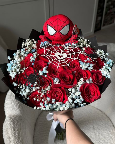 Spider Man Flowers, Spider Man Valentines Gifts, Spider Man Bouquet Roses, Spiderman Valentine Ideas, Valentines Bouquet For Him, Spiderman Flower Bouquet, Spiderman Diy Gifts, Valentines Gift Aesthetic, Spiderman Flowers