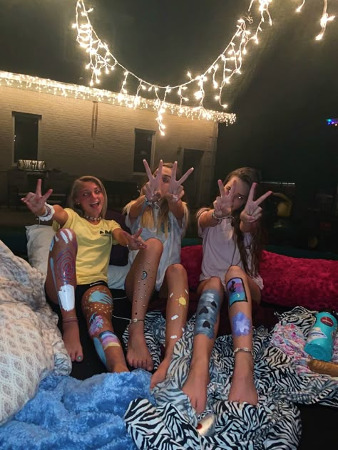 vsco fairy lights sleepover Vsco Sleepover, Aesthetic Summer Pictures, Summer Aesthetic Pictures, Summer Picture Ideas, Picture Ideas Summer, Summer With Friends, Friend Aesthetic, Teen Friends, Girl Sleepover