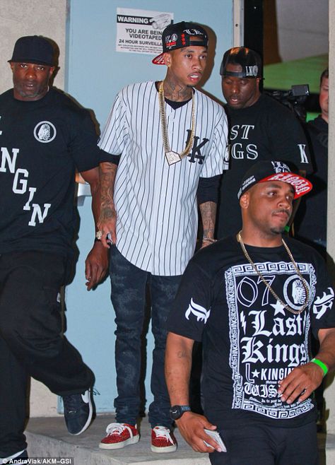 Tyga wearin a baseball style Last Kings shirt. It kinda look like a New York Yankees baseball shirt. Yankees Shirt Outfit, Tyga Style, Thug Style, Gangsta Rap, Fur Hood, Street Culture, New York Street, Hip Hop Fashion, New York Yankees