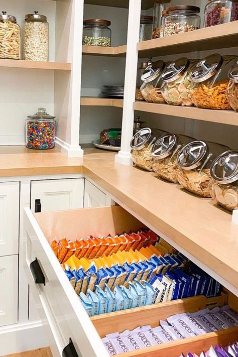 Kitchen organization // Kitchen pantry // Kitchen shelves // Decluttered kitchen // Kitchen storage // Clever kitchen ideas Save shelf space by decanting your snacks into jars and unboxing all your snacks into drawers Snack Drawer, Organized Pantry, Desain Pantry, Pantry Remodel, House Organisation, Kitchen Organization Pantry, Kitchen Organisation, Aesthetic Kitchen, Kitchen Pantry Design