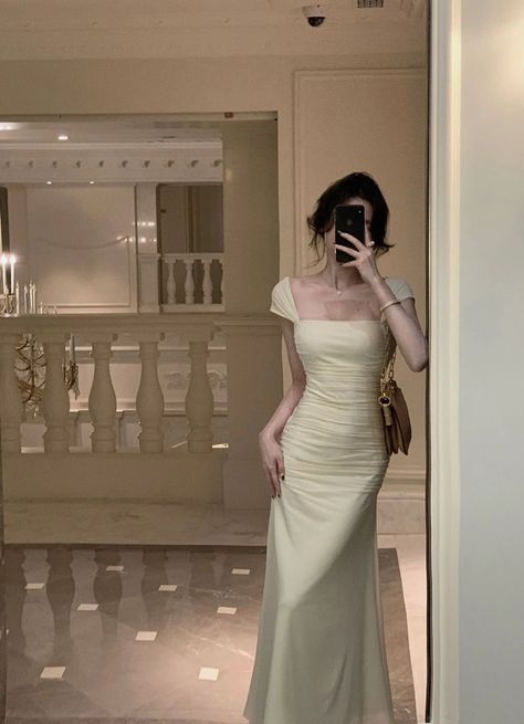 Long White Dress Aesthetic, Graduation Dress Aesthetic, Ethereal Aesthetic Fashion Casual, Elegant White Outfit, Cream Dress Outfit, White Dress Aesthetic, Party Fits, Everyday Fashion Outfits, Long White Dress