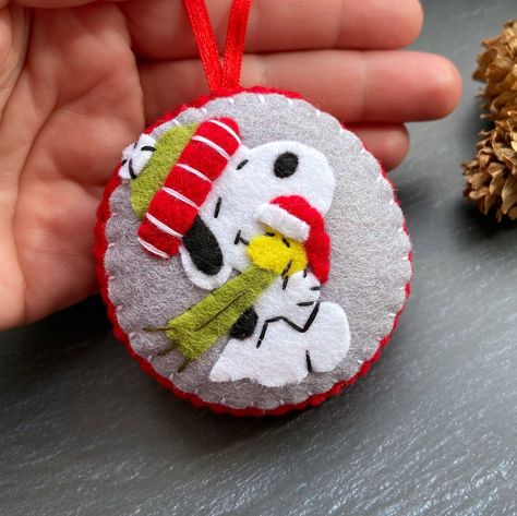 Snoopy Decorations, Snoopy Christmas Decorations, Woodstock Christmas, Felted Ornaments, Handmade Felt Ornament, Felt Craft Projects, Felt Crafts Christmas, Felt Ideas, Christmas Felt