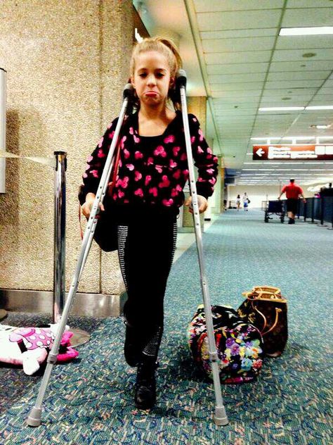 Payton's crutches are as big as Mackenzie Mackenzie Dance Moms, Dance Moms Mackenzie, Mack Z, Dance Moms Season, Dance Moms Cast, Dance Moms Pictures, Dance Moms Funny, Dance Moms Dancers, Maddie And Mackenzie